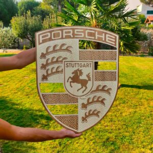 placa de madeira com a logo da porsche, wall decor