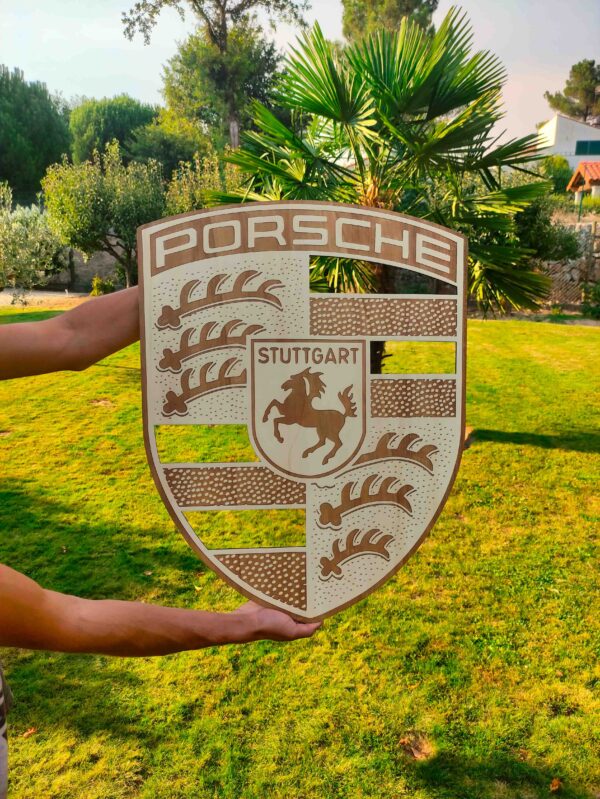 placa de madeira com a logo da porsche, wall decor