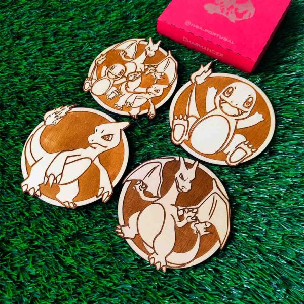 Set de 4 Porta-copos Coloridos de Madeira do Pokémon, Charmander, Charmeleon, Charizard, Presente único, Decoração Geek, Aniversário Nerd, Anime