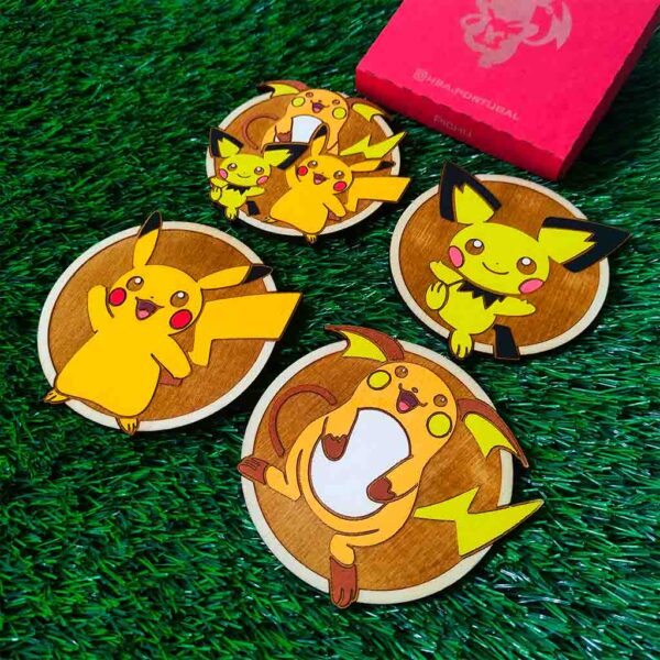 Set de 4 Porta-copos Coloridos de Madeira do Pokémon, pichu, pikachu, raichu, Presente único, Decoração Geek, Aniversário Nerd, Anime