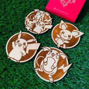 Set de 4 Porta-copos Coloridos de Madeira do Pokémon, pichu, pikachu, raichu, Presente único, Decoração Geek, Aniversário Nerd, Anime