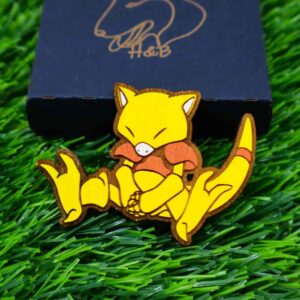 Ímãs de Pokémon feitos em madeira com corte e gravação a laser, pintados com cores vibrantes ou em versão gravada, trazendo à vida personagens icônicos como Pikachu, Charizard, Bulbasaur e Eevee, com super ímãs de neodímio para fixação forte e durável | Laser cut and engraved Pokémon wooden magnets, hand-painted in vibrant colors or elegant engraved style, featuring iconic characters like Pikachu, Charizard, Bulbasaur, and Eevee, equipped with strong neodymium magnets for secure hold.