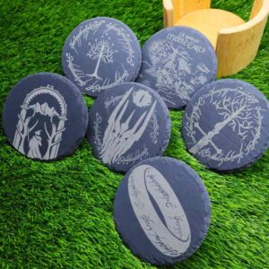 Bases de porta-copos de ardósia inspiradas em O Senhor dos Anéis, com gravações de símbolos icônicos e estojo de bambu, perfeitas para fãs de fantasia e decoração temática | Slate coasters inspired by The Lord of the Rings, engraved with iconic symbols, featuring a bamboo storage case — ideal for fantasy fans and themed decor.