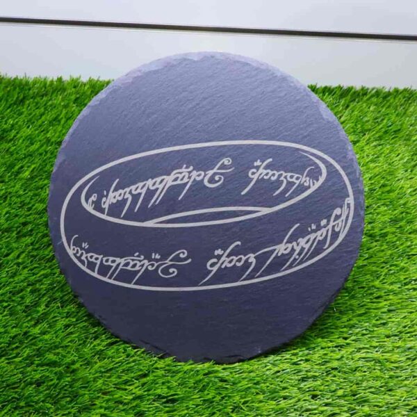 Tábua de servir de ardósia com a inscrição do Um Anel, com pés de EVA para proteção | Slate serving board with the inscription of the One Ring, with EVA feet for protection.