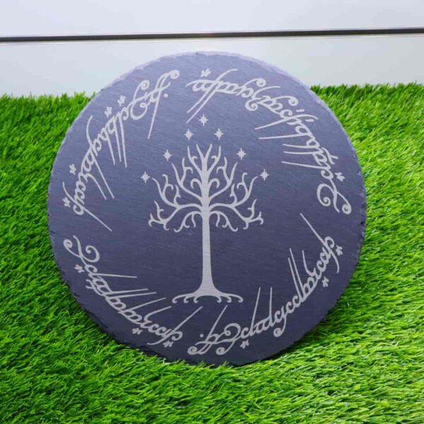 Tábua de servir em ardósia com gravação detalhada da Árvore Branca de Gondor, símbolo lendário da Terra Média, ideal para servir petiscos ou como peça decorativa única | White Tree of Gondor engraved slate serving board, perfect for appetizers or as a stunning decorative tribute to the kingdom’s noble legacy.