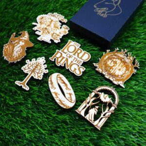 Ímanes de O Senhor dos Anéis feitos em madeira com corte e gravação a laser, representando símbolos icónicos como o logótipo LOTR, Mapa da Terra Média, o Anel e Gandalf — perfeitos para fãs da saga | The Lord of the Rings wooden magnets with laser cutting and engraving, featuring iconic symbols like the LOTR logo, Middle-earth Map, the Ring, and Gandalf — perfect for saga fans.
