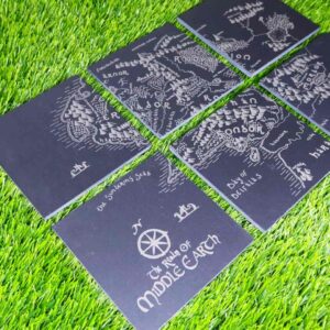 Bases de porta-copos de ardósia com o Mapa da Terra Média de O Senhor dos Anéis, gravado a laser, com pés de EVA para proteção e durabilidade | Slate coaster bases with The Lord of the Rings Middle Earth Map, laser engraved with EVA feet for protection and durability.
