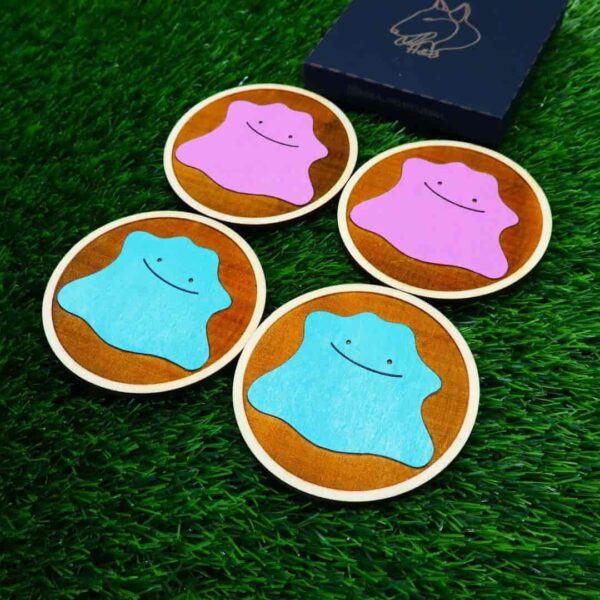 Porta-copos Pokémon em madeira certificada de reflorestamento, cortados e gravados a laser, pintados com cores vibrantes e envernizados para maior durabilidade | Pokémon coasters made of certified reforestation wood, laser cut and engraved, painted with vibrant colors and varnished for extra durability