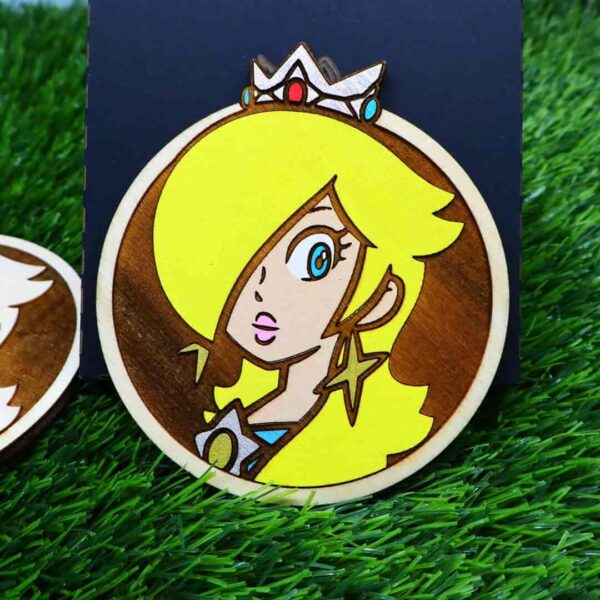 Porta-copos inspirados no Super Mario feitos em madeira de reflorestamento, com corte e gravação a laser, pintados com tinta acrílica vibrante ou gravados para um toque minimalista — perfeitos para fãs de jogos clássicos | Super Mario-inspired coasters made from reforested wood, laser cut and engraved, painted with vibrant acrylic paint or engraved for a minimalist look — perfect for classic game fans.
