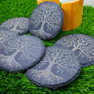Bases de porta-copos de ardósia com design da Árvore da Vida, trazendo detalhes intrincados que simbolizam força, crescimento e conexão, perfeitas para presentes inspiradores ou decoração mística. Slate coasters with Tree of Life design, featuring intricate details symbolizing strength, growth, and connection — perfect for inspiring gifts or mystical decor.