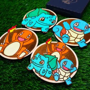 Porta-copos Pokémon em madeira certificada de reflorestamento, cortados e gravados a laser, pintados com cores vibrantes e envernizados para maior durabilidade | Pokémon coasters made of certified reforestation wood, laser cut and engraved, painted with vibrant colors and varnished for extra durability