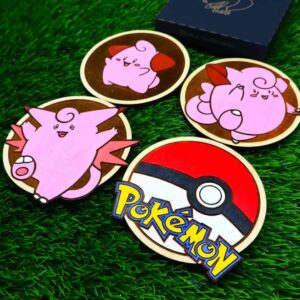 Porta-copos Pokémon em madeira certificada de reflorestamento, cortados e gravados a laser, pintados com cores vibrantes e envernizados para maior durabilidade | Pokémon coasters made of certified reforestation wood, laser cut and engraved, painted with vibrant colors and varnished for extra durability