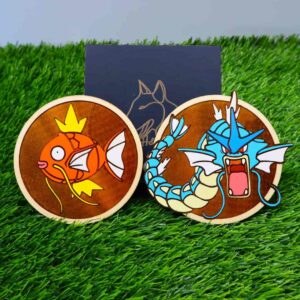 Porta-copos Pokémon em madeira certificada de reflorestamento, cortados e gravados a laser, pintados com cores vibrantes e envernizados para maior durabilidade | Pokémon coasters made of certified reforestation wood, laser cut and engraved, painted with vibrant colors and varnished for extra durability