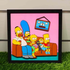 Arte de parede 3D da família Simpson sentada no icônico sofá da sala, feita em madeira sustentável com montagem em camadas para um incrível efeito tridimensional. | 3D wall art featuring the Simpson family sitting on their iconic living room couch, made from sustainable wood with layered assembly for an incredible 3D effect.