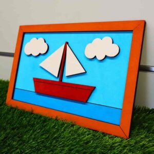 Arte de parede 3D em madeira sustentável inspirada na icônica sala dos Simpsons, com o famoso quadro do barco à vela — montagem com efeito tridimensional e pintura vibrante. | 3D wall art made from sustainable wood, inspired by the iconic Simpsons living room with the famous sailboat painting — vibrant colors and layered 3D effect assembly.