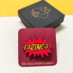 Pin de madeira estilo quadrinhos com a frase Bazinga!, acessório geek leve e divertido para fãs de The Big Bang Theory | Comic-style wooden Bazinga! pin, lightweight and fun geek accessory for Big Bang Theory fans