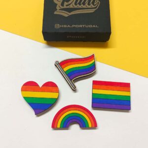 Conjunto de 4 ímãs de madeira LGBT coloridos, feitos com corte a laser e ímãs de neodímio, representando diversidade e orgulho — Set of 4 colorful LGBT wooden magnets, laser-cut with neodymium magnets, symbolizing diversity and pride.