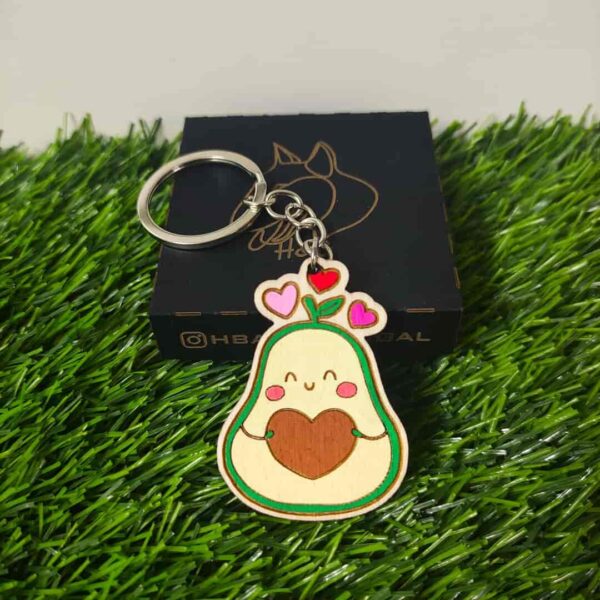 Porta-chaves de madeira com design de abacate, leve e durável, presente divertido para amantes de comida | Wooden avocado keychain, lightweight and durable, fun gift for food lovers