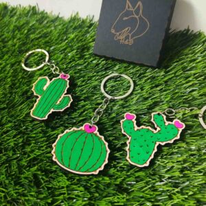 Conjunto de chaveiros de cactos com designs de Saguaro, Golden Barrel e Prickly Pear, feitos com madeira de reflorestamento e pintados com tinta acrílica não tóxica — perfeitos para amantes de plantas e decoração boho | Cactus keychain set featuring Saguaro, Golden Barrel, and Prickly Pear designs, made from sustainable wood and painted with non-toxic acrylic paint — perfect for plant lovers and boho decor enthusiasts