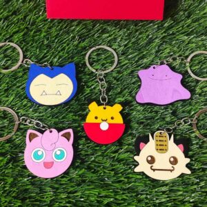 Porta-chaves de Pokémon feitos em madeira com corte e gravação a laser, pintados com cores vibrantes, trazendo à vida personagens icônicos como Pikachu, Charizard, Bulbasaur e Eevee, com argola e corrente de aço inoxidável resistente para fixação segura | Laser cut and engraved Pokémon wooden keychains, painted in vibrant colors, featuring iconic characters like Pikachu, Charizard, Bulbasaur, and Eevee, equipped with a strong stainless steel ring and chain for secure hold.