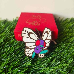 Ímãs de Pokémon feitos em madeira com corte e gravação a laser, pintados com cores vibrantes ou em versão gravada, trazendo à vida personagens icônicos como Pikachu, Charizard, Bulbasaur e Eevee, com super ímãs de neodímio para fixação forte e durável | Laser cut and engraved Pokémon wooden magnets, hand-painted in vibrant colors or elegant engraved style, featuring iconic characters like Pikachu, Charizard, Bulbasaur, and Eevee, equipped with strong neodymium magnets for secure hold.