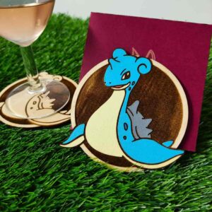 Porta-copos Pokémon em madeira certificada de reflorestamento, cortados e gravados a laser, pintados com cores vibrantes e envernizados para maior durabilidade | Pokémon coasters made of certified reforestation wood, laser cut and engraved, painted with vibrant colors and varnished for extra durability