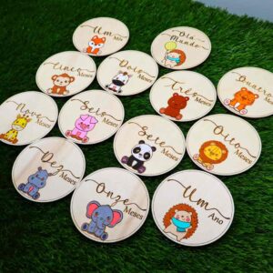 Placas de marcos para bebés, feitas de madeira, com design de animais da floresta e da selva, gravadas a laser e pintadas à mão. Cada placa é personalizada e perfeita para registar cada fase do crescimento do bebé, do "Olá Mundo" ao "Um Ano". Baby milestone plaques, crafted from wood with forest and jungle animal designs, laser engraved and hand-painted. Each plaque is personalized and perfect for capturing every stage of your baby's growth, from "Hello World" to "One Year"