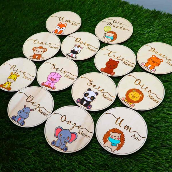 Placas de marcos para bebés, feitas de madeira, com design de animais da floresta e da selva, gravadas a laser e pintadas à mão. Cada placa é personalizada e perfeita para registar cada fase do crescimento do bebé, do "Olá Mundo" ao "Um Ano". Baby milestone plaques, crafted from wood with forest and jungle animal designs, laser engraved and hand-painted. Each plaque is personalized and perfect for capturing every stage of your baby's growth, from "Hello World" to "One Year"