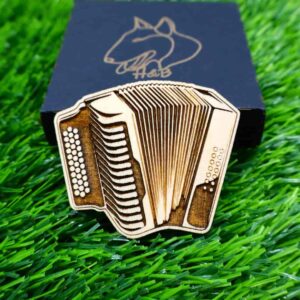 Íman artístico de alta qualidade, cortado e gravado a laser, com design criativo e único. Adiciona um toque de arte e sofisticação a qualquer superfície magnética, como frigoríficos ou armários. High-quality artistic magnet, laser-cut and engraved, with a unique and creative design. Adds a touch of art and sophistication to any magnetic surface, such as fridges or cabinets.