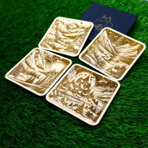 Conjunto de 4 porta-copos de inverno, com designs serenos de paisagens cobertas de neve, árvores com gelo cintilante e elementos aconchegantes, gravados a laser em madeira certificada de reflorestamento, perfeitos para adicionar um toque acolhedor e tranquilo ao seu espaço. Set of 4 winter coasters, with serene designs of snow-covered landscapes, trees with sparkling ice, and cozy elements, laser engraved on certified reforested wood, perfect for adding a warm and peaceful touch to your space