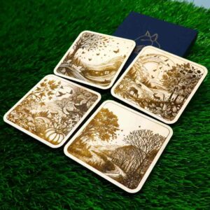Conjunto de 4 porta-copos de outono, com designs detalhados de paisagens e folhagens vibrantes, gravados a laser em madeira certificada de reflorestamento, ideal para adicionar um toque acolhedor ao seu espaço. Set of 4 autumn coasters, with detailed designs of landscapes and vibrant foliage, laser engraved on certified reforested wood, perfect for adding a cozy touch to your space.