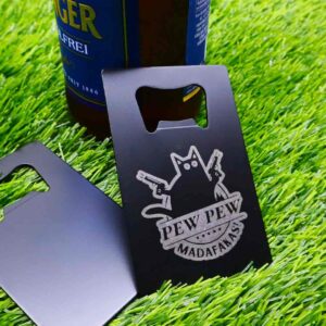 Abridor de garrafas de aço inoxidável preto com gravação de gato engraçado segurando armas e frase "Pew Pew Madafakas!", acessório de bar divertido e estiloso para amantes de gatos e cerveja | Funny black stainless steel bottle opener featuring a cat with guns and "Pew Pew Madafakas!" engraving, perfect for cat lovers, beer enthusiasts, and quirky gift ideas.