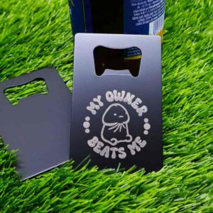 Abridor de garrafas engraçado de aço inoxidável preto, formato de cartão, com gravação a laser de humor adulto e piada atrevida, ideal para presentes de despedida de solteiro e festas | Funny black stainless steel bottle opener, card-style, laser engraved with adult humor design, perfect for bachelor party gifts and bar accessories.