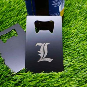 Abridor de garrafas de aço inoxidável preto personalizado com inicial gravada, formato de cartão, elegante e compacto, ideal para presentes de aniversário, padrinhos e amantes de cerveja | Black stainless steel bottle opener, personalized with engraved initial, card-style, sleek and lightweight, perfect for groomsmen, birthday, and beer lover gifts.
