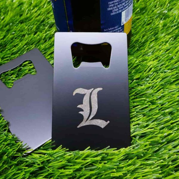 Abridor de garrafas de aço inoxidável preto personalizado com inicial gravada, formato de cartão, elegante e compacto, ideal para presentes de aniversário, padrinhos e amantes de cerveja | Black stainless steel bottle opener, personalized with engraved initial, card-style, sleek and lightweight, perfect for groomsmen, birthday, and beer lover gifts.