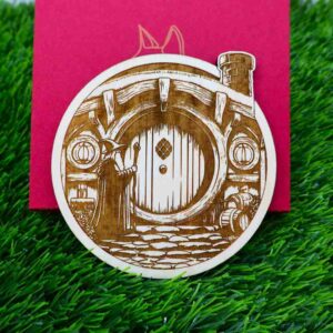 Porta-copos de madeira inspirado em O Senhor dos Anéis, com design de Gandalf diante da Porta dos Hobbits, feito com madeira sustentável e acabamento envernizado para durabilidade. | The Lord of the Rings wooden coaster featuring Gandalf at the Hobbit Door, crafted from sustainable wood and varnished for lasting durability