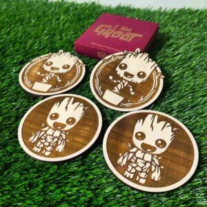 Porta-copos Baby Groot e Dancing Groot em madeira de reflorestamento, cortados e gravados a laser, com designs encantadores e acabamento envernizado. | Baby Groot and Dancing Groot wooden coasters made from certified reforested wood, precision-cut and laser-engraved, featuring adorable designs with a varnished finish.