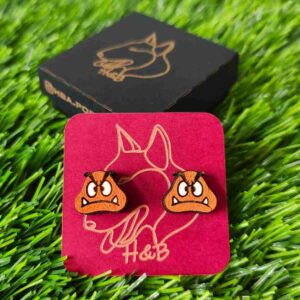 Brincos leves e sustentáveis feitos de madeira de reflorestamento certificada, cortados a laser e pintados à mão com cores vibrantes. Pinos e fechos de aço cirúrgico sem níquel e sem chumbo, ideais para peles sensíveis. Lightweight, sustainable earrings made from certified reforestation wood, laser cut and hand-painted with vibrant colors. Nickel and lead-free surgical steel pins and backs, perfect for sensitive skin.