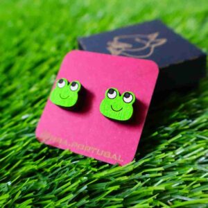 Brincos leves e sustentáveis feitos de madeira de reflorestamento certificada, cortados a laser e pintados à mão com cores vibrantes. Pinos e fechos de aço cirúrgico sem níquel e sem chumbo, ideais para peles sensíveis. Lightweight, sustainable earrings made from certified reforestation wood, laser cut and hand-painted with vibrant colors. Nickel and lead-free surgical steel pins and backs, perfect for sensitive skin.