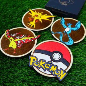 Porta-copos Pokémon em madeira certificada de reflorestamento, cortados e gravados a laser, pintados com cores vibrantes e envernizados para maior durabilidade | Pokémon coasters made of certified reforestation wood, laser cut and engraved, painted with vibrant colors and varnished for extra durability