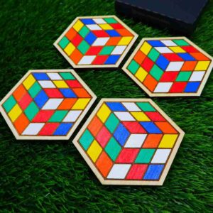 Porta-copos hexagonal inspirado no Cubo Mágico, feito em madeira sustentável, cortado a laser e pintado com cores vibrantes | Hexagonal coaster inspired by the Magic Cube, made of sustainable wood, laser cut and painted with vibrant colors