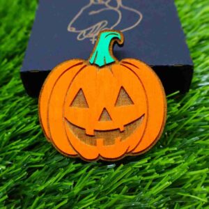 Íman de abóbora para Halloween com design gravado a laser e opção pintada à mão, feito em madeira e com íman de neodímio | Halloween pumpkin magnet with laser-engraved design and hand-painted option, made of wood and equipped with a neodymium magnet