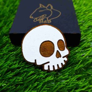 Íman de caveira para Halloween com design gravado a laser e opção pintada à mão, feito em madeira e com íman de neodímio | Halloween skull magnet with laser-engraved design and hand-painted option, made of wood and equipped with a neodymium magnet