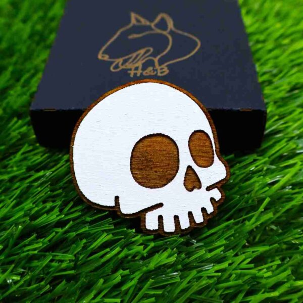 Íman de caveira para Halloween com design gravado a laser e opção pintada à mão, feito em madeira e com íman de neodímio | Halloween skull magnet with laser-engraved design and hand-painted option, made of wood and equipped with a neodymium magnet