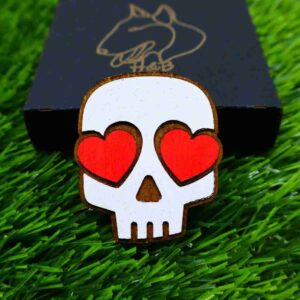 Íman de caveira para Halloween com design gravado a laser e opção pintada à mão, feito em madeira e com íman de neodímio | Halloween skull magnet with laser-engraved design and hand-painted option, made of wood and equipped with a neodymium magnet