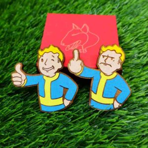 Ímanes de madeira inspirados em Fallout, com designs do Vault Boy sorrindo e rebelde, disponíveis em versões coloridas e gravadas | Fallout-inspired wooden magnets featuring Vault Boy smiling and rebellious designs, available in vibrant colored and engraved versions