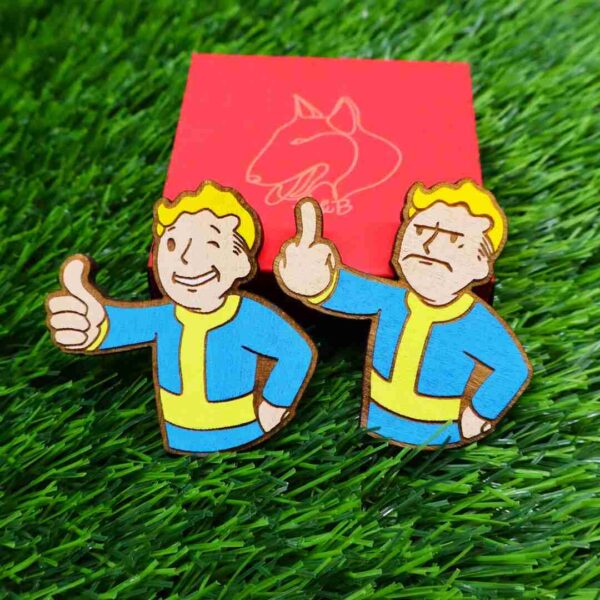 Ímanes de madeira inspirados em Fallout, com designs do Vault Boy sorrindo e rebelde, disponíveis em versões coloridas e gravadas | Fallout-inspired wooden magnets featuring Vault Boy smiling and rebellious designs, available in vibrant colored and engraved versions