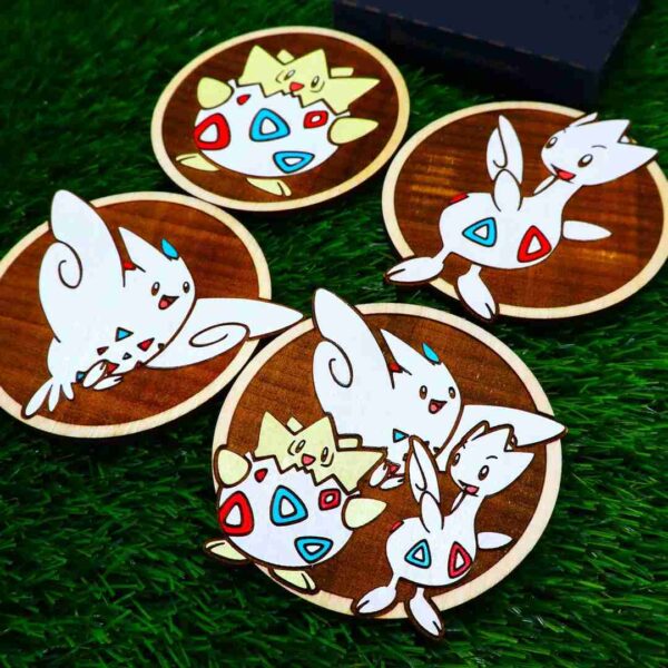 Porta-copos Pokémon em madeira certificada de reflorestamento, cortados e gravados a laser, pintados com cores vibrantes e envernizados para maior durabilidade | Pokémon coasters made of certified reforestation wood, laser cut and engraved, painted with vibrant colors and varnished for extra durability