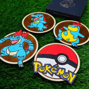 Porta-copos Pokémon em madeira certificada de reflorestamento, cortados e gravados a laser, pintados com cores vibrantes e envernizados para maior durabilidade | Pokémon coasters made of certified reforestation wood, laser cut and engraved, painted with vibrant colors and varnished for extra durability
