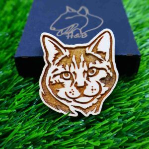 Íman artístico de alta qualidade, cortado e gravado a laser, com design criativo e único. Adiciona um toque de arte e sofisticação a qualquer superfície magnética, como frigoríficos ou armários. High-quality artistic magnet, laser-cut and engraved, with a unique and creative design. Adds a touch of art and sophistication to any magnetic surface, such as fridges or cabinets.